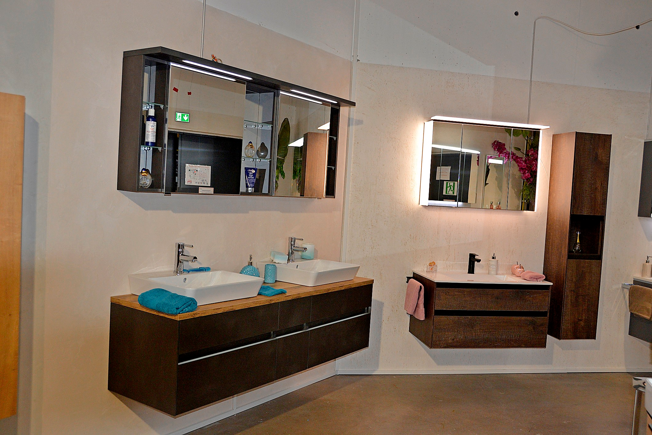 Moderne Badezimmermöbel sind in der Ausstellung zu sehen.