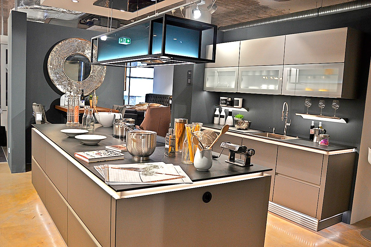 ,,Wir leben Küchen"das Motto von Möbel Beck spiegelt sich in den Ausstellungsküchen.