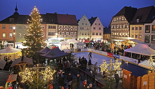 Beim Weihnachtsmarkt in Mellrichstadt erwartet Besucherinnen und Besucher ein kreatives Weihnachtsprogramm. FOTO: PR
