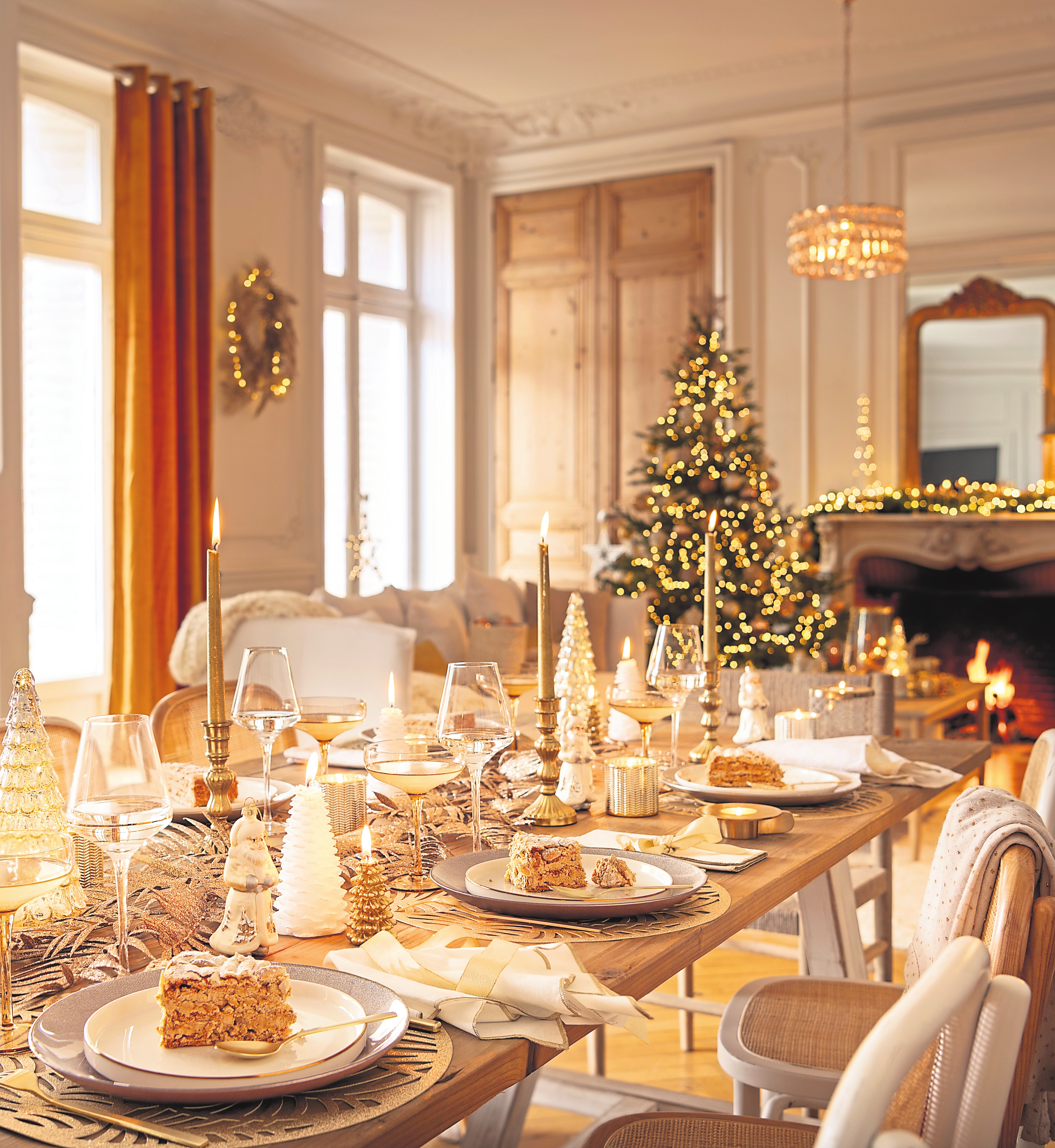 Une table en bois brut, dressée avec des décorations couleur beige ou blanc cassé, tel est le secret (ou le succès) d'une belle table de Noël.