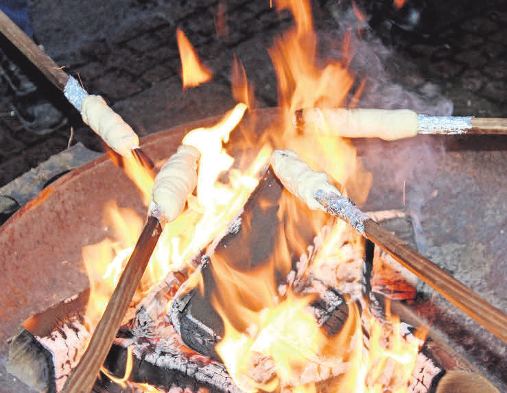 An offenem Feuer gebackenes Stockbrot gehört zum Weihnachtsmarkt einfach dazu.