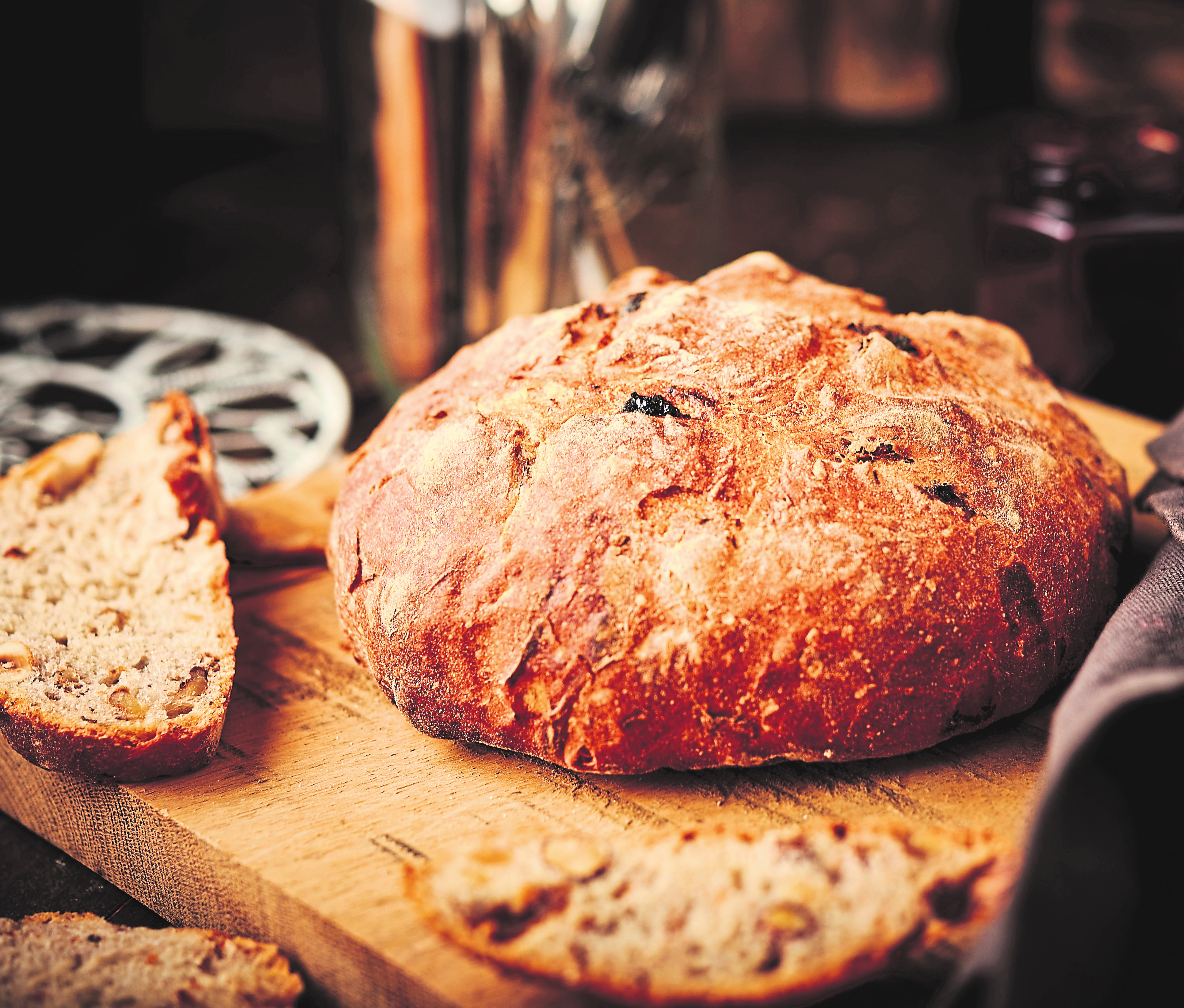 Brote von ,,Slow Baking" Experte Pains & Tradition. wie zum Beispiel das Walnuss-, Haselnuss-, und Rosinenbrot, eignen sich perfekt für eine traditionelle ,,Kéisschmier".