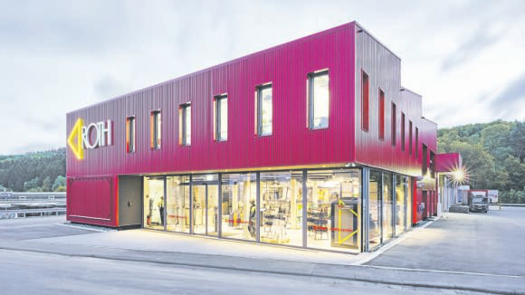 Das auffällige rote Gebäude im Corporate Design erfüllt höchste Nachhaltigkeitsstandards.