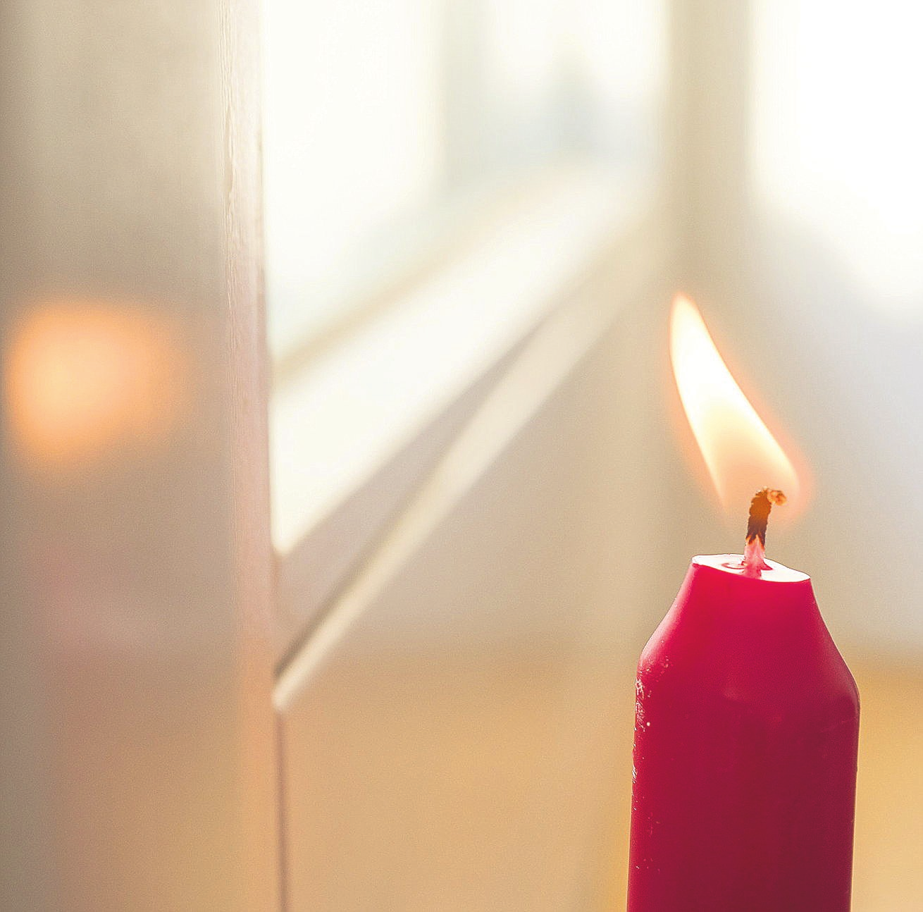 Flackert die Kerzenflamme neben dem Fenster, ist es undicht. FOTO: ANDREA WARNECKE/DPA-TMN