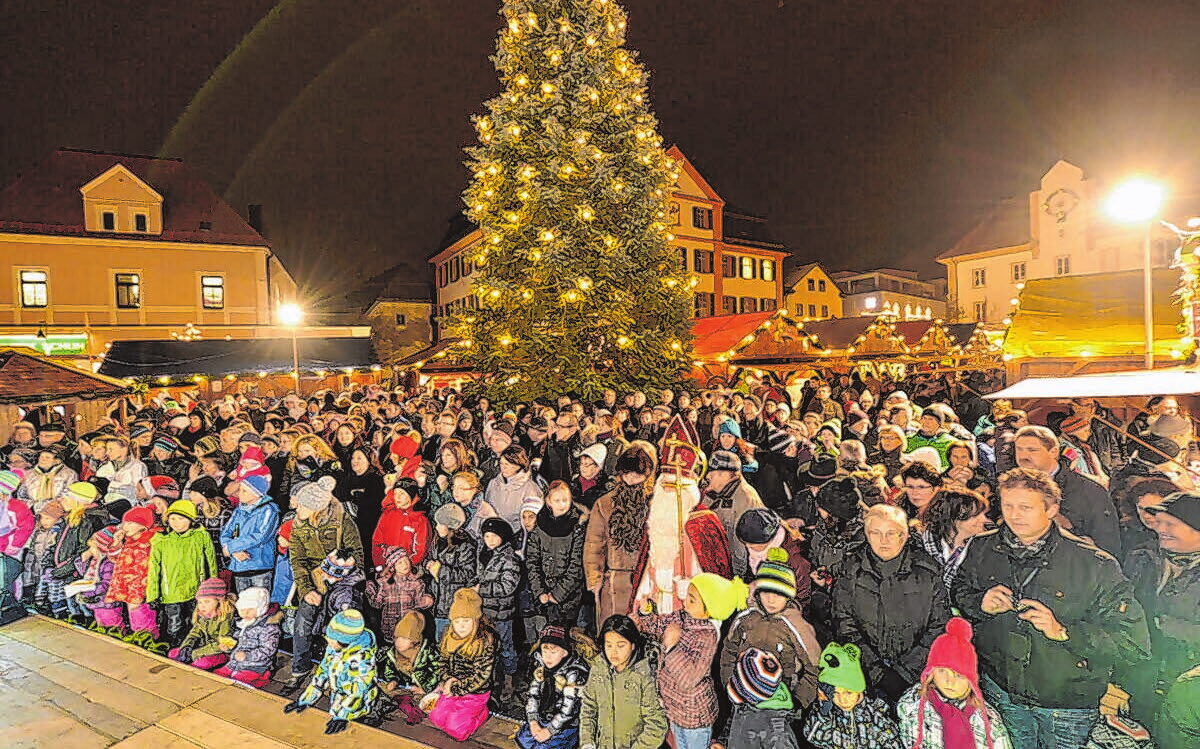 Ein besonderer Höhepunkt bei der Eröffnung ist für die kleinen Weihnachtsmarkt-Gänger der Besuch vom Nikolaus und Knecht Ruprecht mit einem gefüllten Sack voller Leckereien.