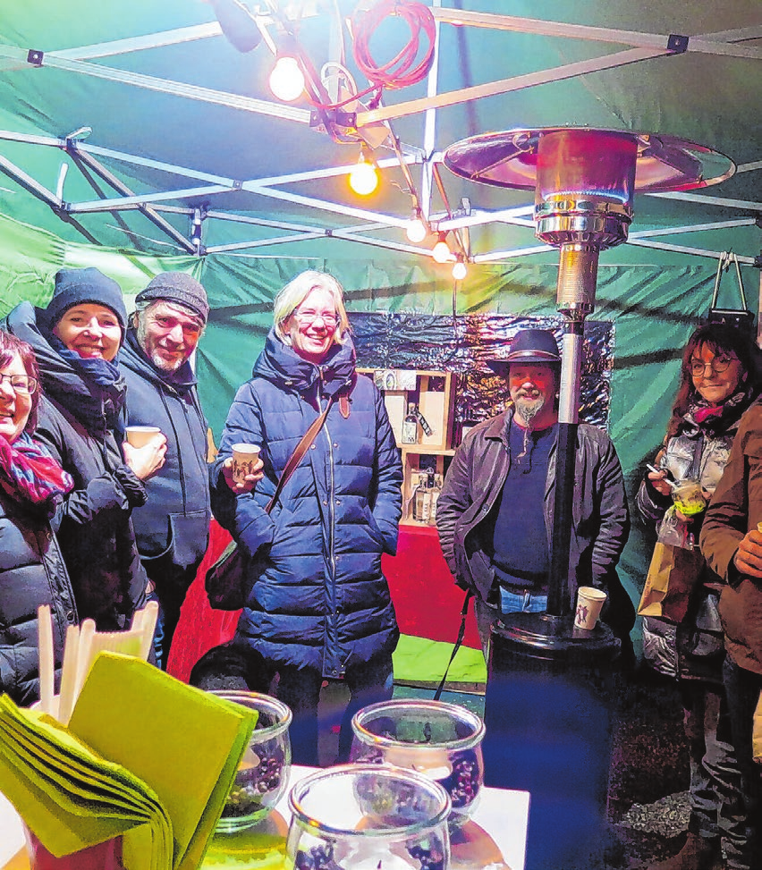 Für winterliche Genüsse, wie hier am Stand der Feinbrennerei Beck, ist auf dem Marktplatz gesorgt. Fotos: Diana Maute