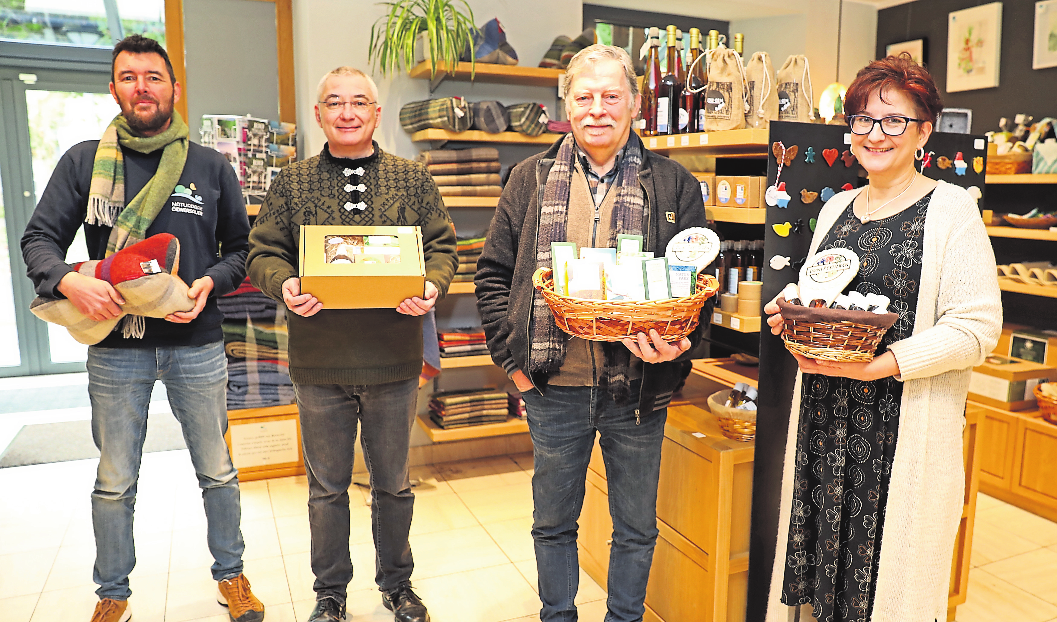 Duch vum Séi, Bléi vum Séi und Téi vum Séi - verwöhnen Sie Ihre Liebsten mit diesen hochwertigen lokalen Produkten. Erhältlich sind sie im Naturpark-Shop (15, rue de Lultzhausen) in Esch-Sauer.