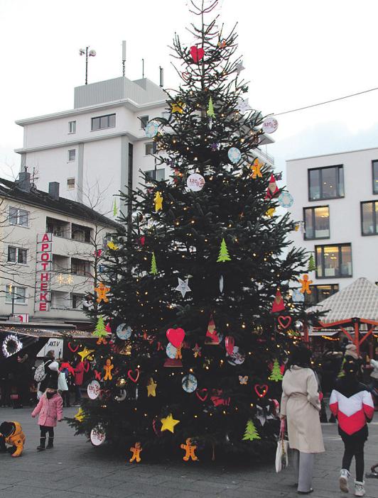 Der festlich geschmückte Weihnachstbaum auf dem Maternusplatz. Bild: cs