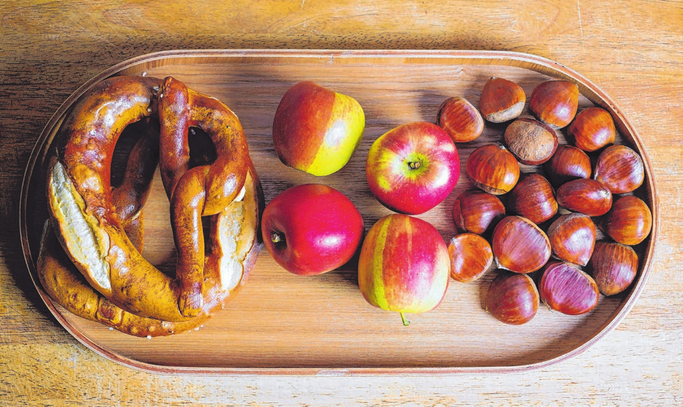 Eine Kombination aus Äpfeln, vorgekochten Maronen und Brotwürfeln harmoniert wunderbar mit dem Gänsefleisch.