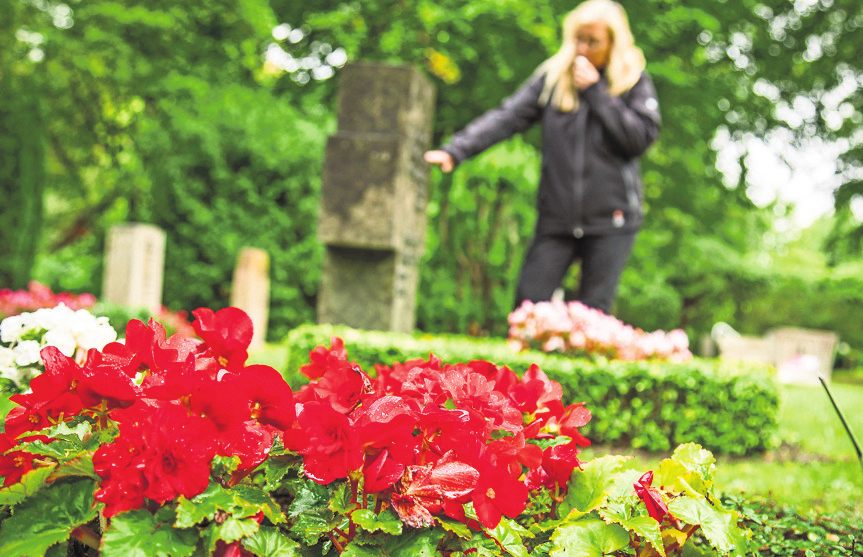 Ein Grab zu pflegen kann viel Arbeit sein. Aber es gibt einige Tricks für ein pflegeleichtes Grab. Foto: dpa-tmn/Christin Klose
