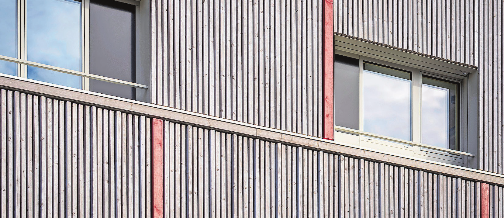 Vertikale Holzlamellen und Signalfarben lockern die Fassaden auf. Bilder: Daniel Ammann