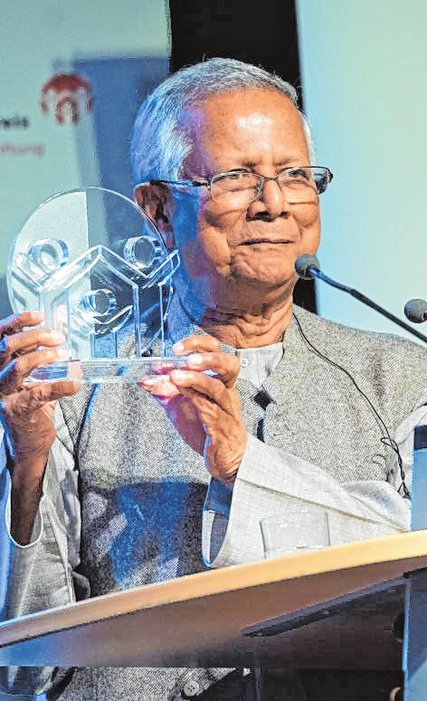 Friedensnobelpreisträger Muhammad Yunus erhält den Kübel-Preis. BILD: NEU
