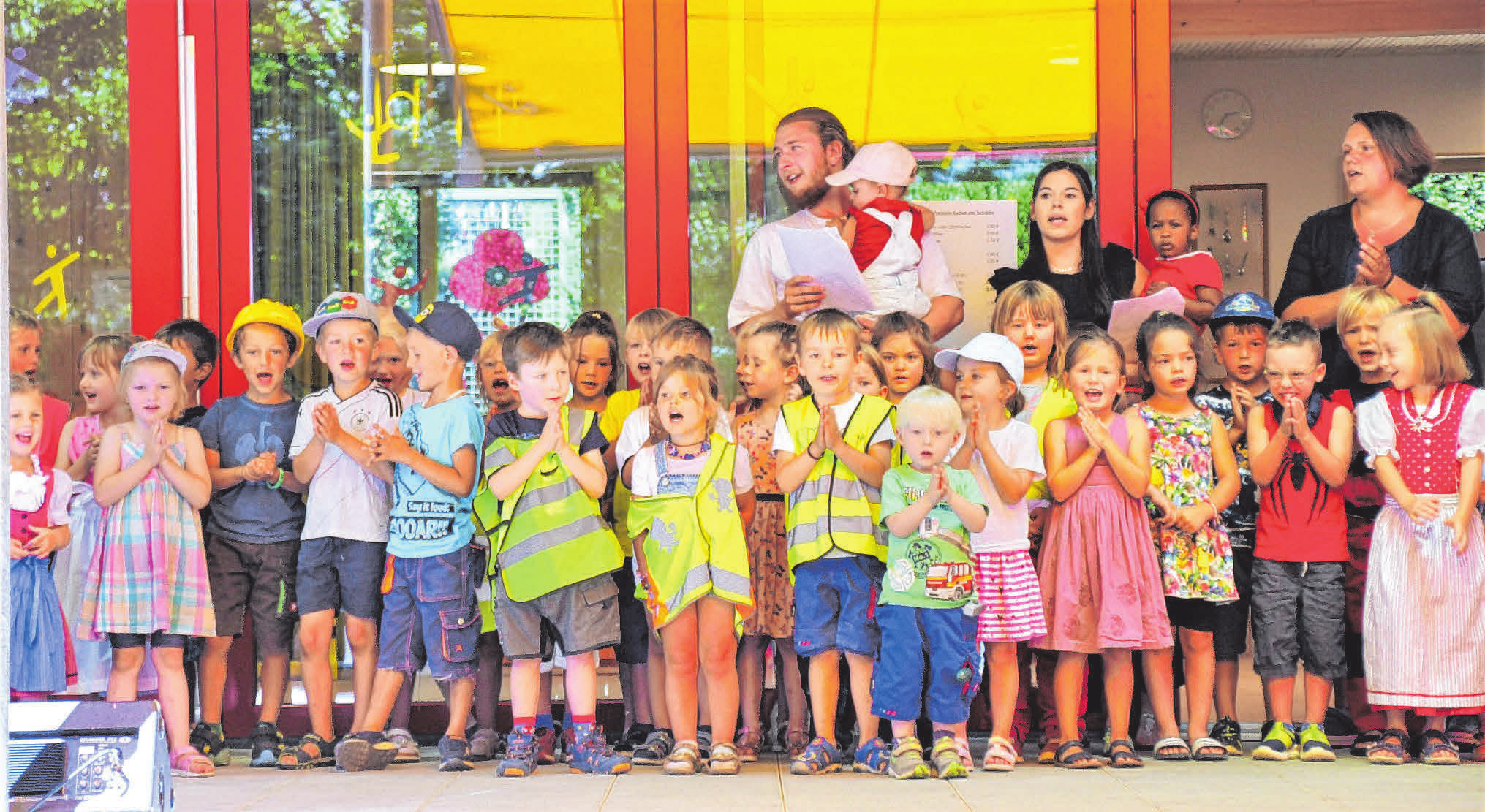 Im Juli wurde die Kindertagesstätte in Deutstetten eingeweiht. Die Kids begleiteten das Fest mit viel Gesang und noch mehr Freude. FOTO: RÖSCH