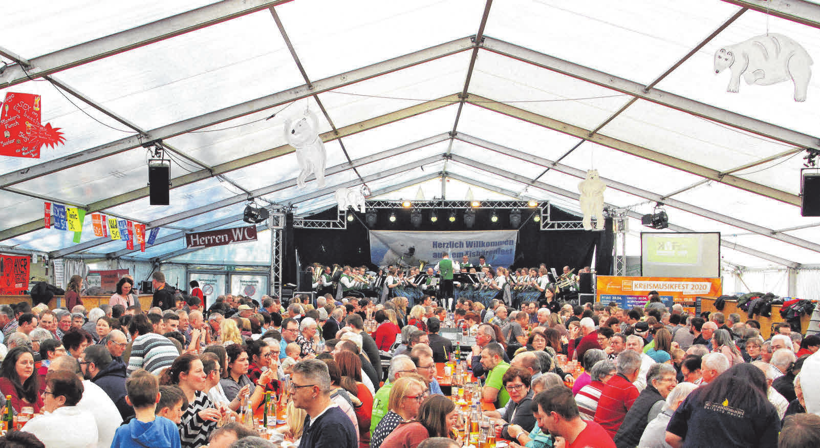 Der Sonntag im Zelt ist der Blasmusik vorbehalten.