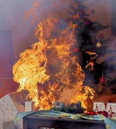 Brennt erst einmal der Baum, steht bald das ganze Zimmer in Flammen. FOTO: IMAGO/SEELIGER
