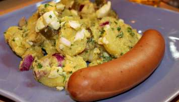 Kartoffelsalat und Würstchen zählen zu den beliebtesten Speisen am Heiligabend. FOTO: PIXABAY