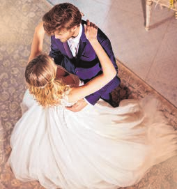 Das Unternehmen Stimper hilft bei der Auswahl des Hochzeits-Outfits.