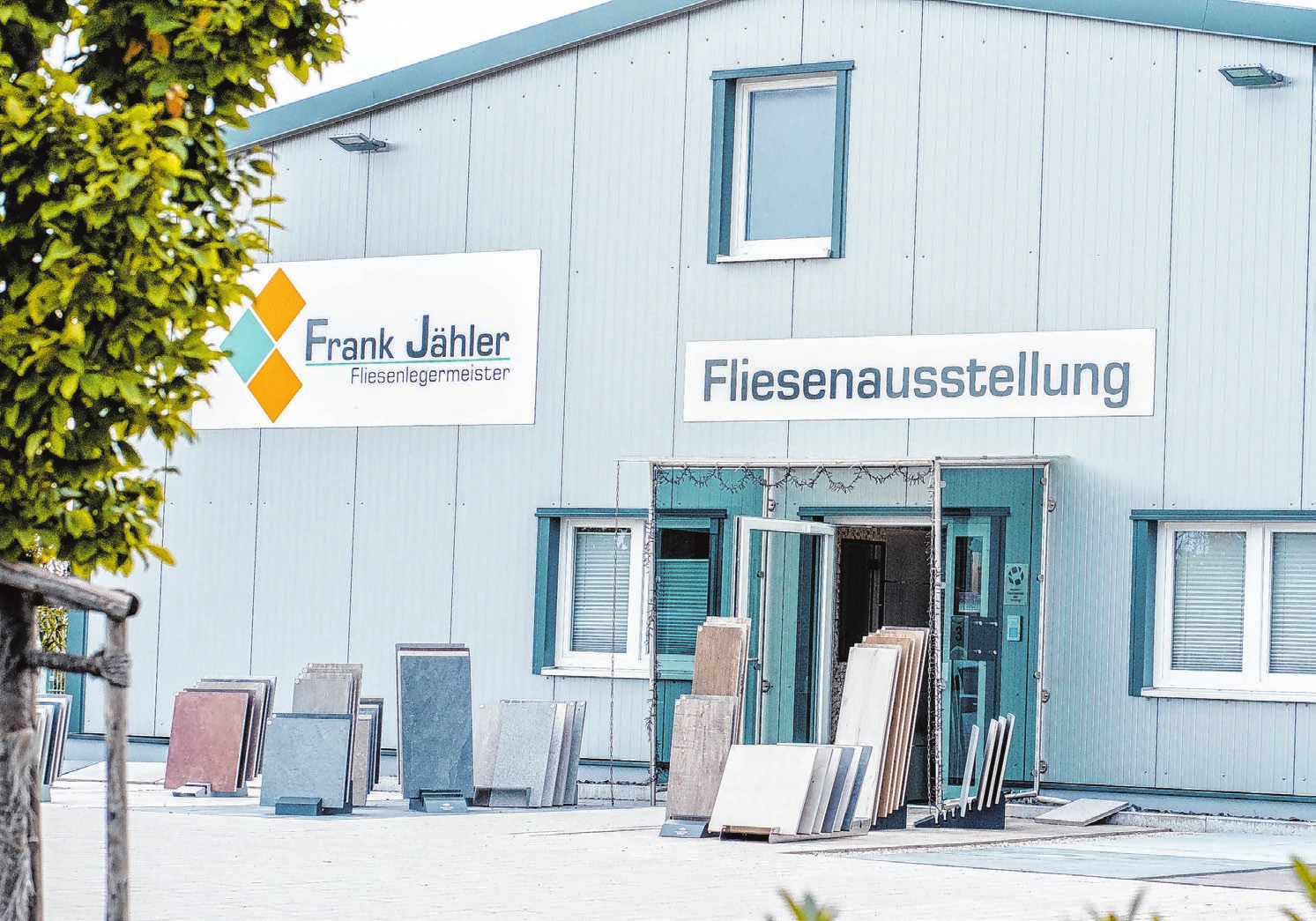 Am Firmensitz im Hessentaler Solpark sind nicht nur Büro- und Lagerräume untergebracht, sondern auch eine große Ausstellung, in der sich Kunden direkt beraten lassen können.
