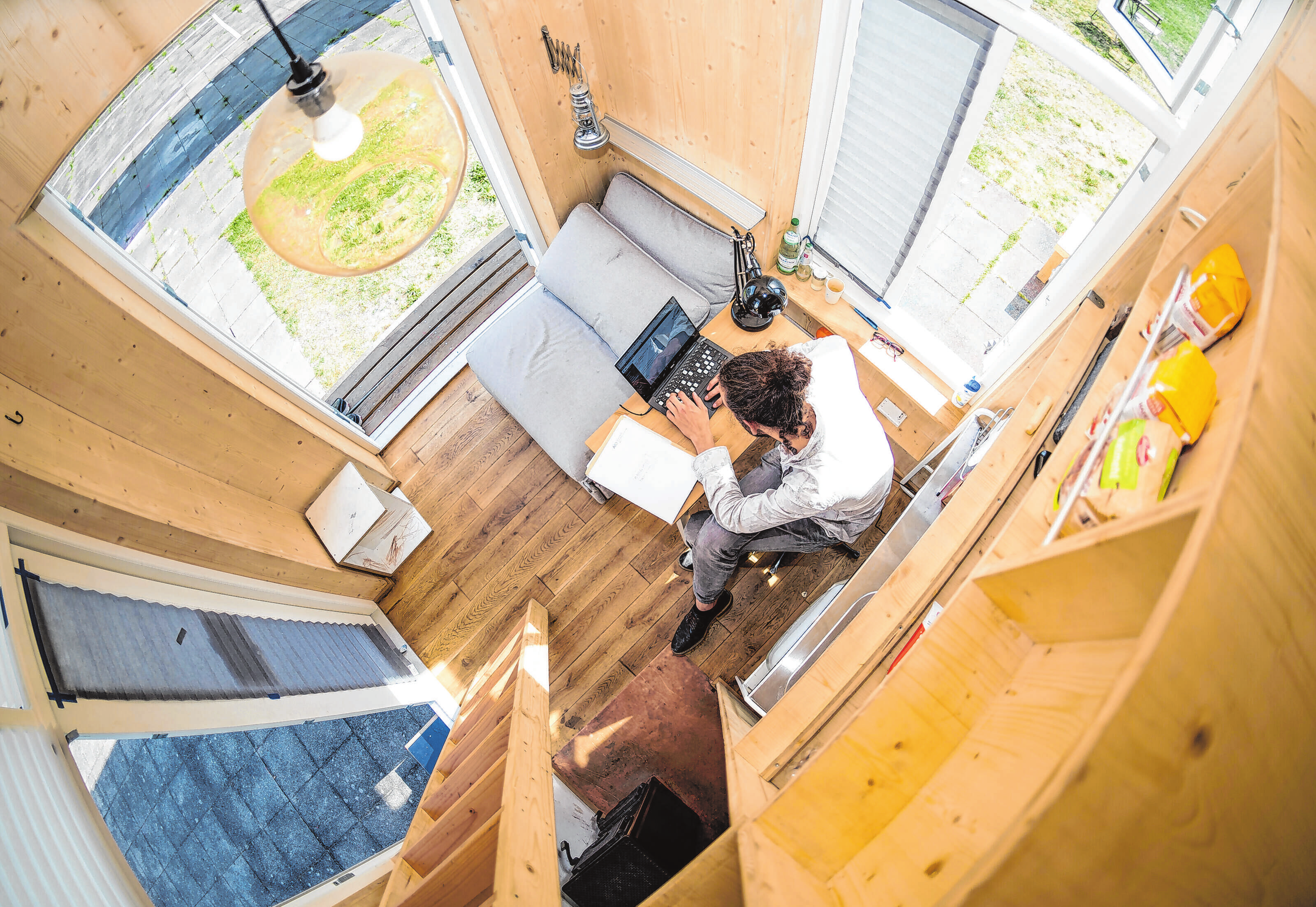 Leben und arbeiten in einem Mini-Häuschen: Ein Tiny House kann eine Antwort auf den Raummangel und steigende Immobilien-Preise in den Innenstädten sein. Foto: Alexander Heinl/dpa-mag