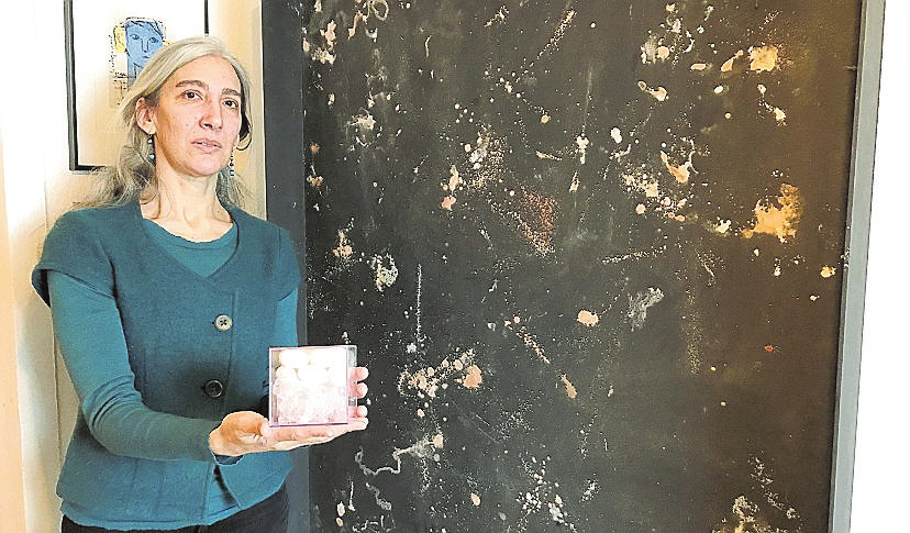Für eine Kunstaktion hat Mariana González Alberti Seidenraupen gezüchtet und auf einer schwarzen Platte "malen“ lassen.