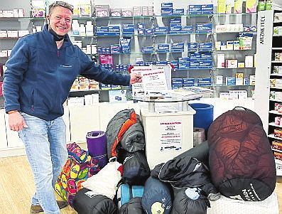 Jens Wieprecht mit einem Teil der Spenden der Apotheke am Phoenixsee.