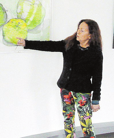 Magdalena Hellström Zimmermann zeigt Bilder in starken Farben.