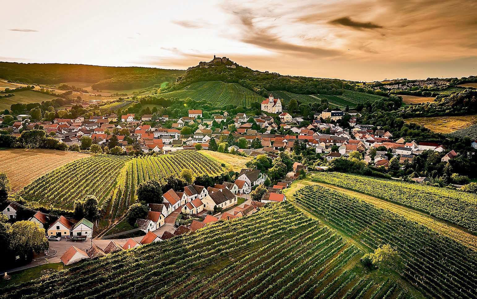 Beliebtes Ausflugsziel: Der traditionsreiche Weinort Falkenstein Foto: Niederösterreich Werbung/Herbst