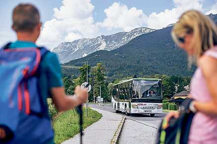 In der Kategorie „Nachhaltigkeit" wurde das Pilotprojekt ,,Mobilität Semmering/Rax" beim Tourismuspreis 2022 als Sieger gekürt. Gäste konnten umweltschonend sowie bedarfsorientiert durch die gesamte Ferienregion reisen. Foto: Wiener Alpen/Fülöp