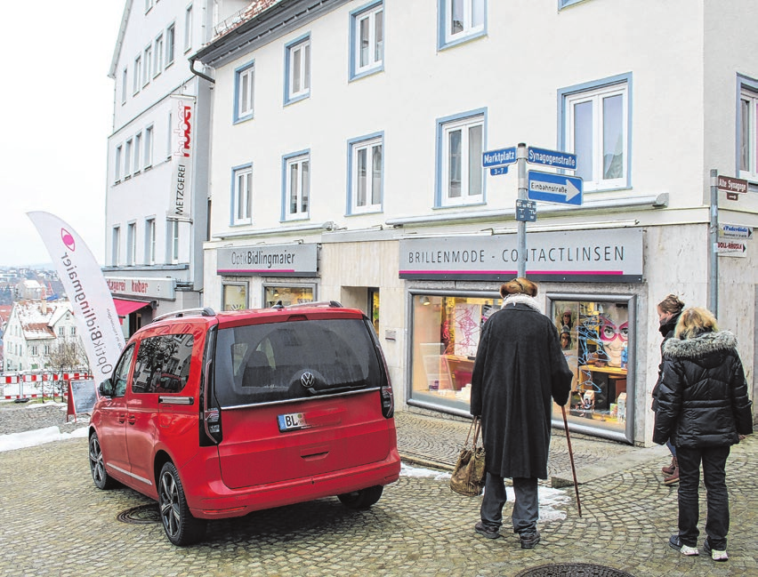 Komfortabel: Bei Optik Bidlingmaier und bei der Metzgerei Huber kann man zum Einkaufen direkt vor der Tür parken.