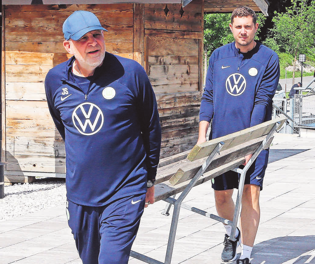 Wenn Vater und Sohn zusammen anpacken: 2018 wurde Jörg beim VfL, Schmadtke (I.) Manager und Sport-Geschäftsführer seit 2020 leitet sein Sohn Nils (h.) das Scouting der Wolfsburger.