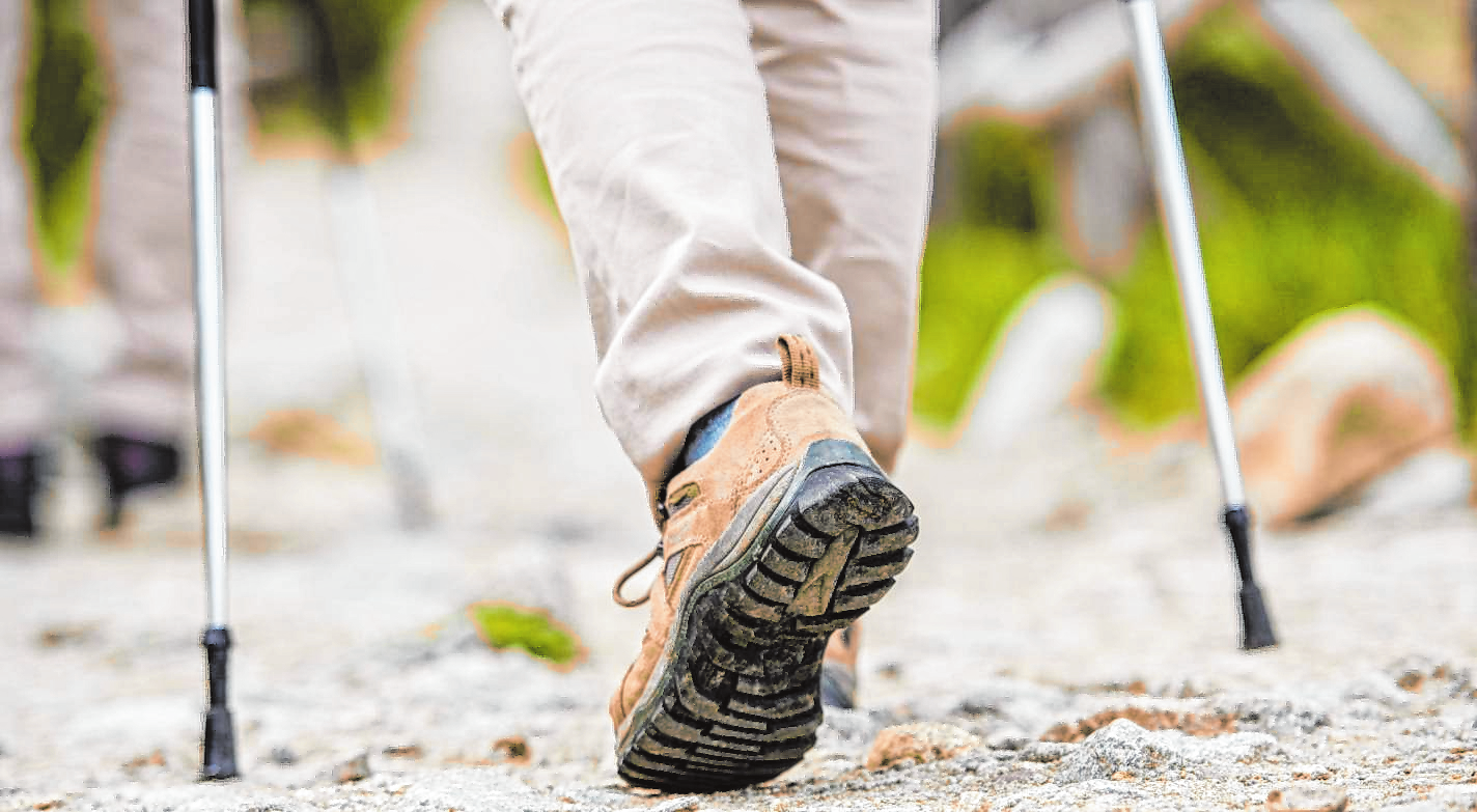 Bewegung tut Menschen mit Diabetes gut. Dabei ist auf bequeme Schuhe zu achten, die nicht drücken oder scheuern und die empfindliche Füße schützen. Bild: djd/Wörwag Pharma/Colourbox