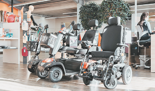 Neben E-Scootern gibt es auch Unterstützung Schiebehilfen für bereits von elektronischen vorhandene Rollstühle. Ⓒmediteam