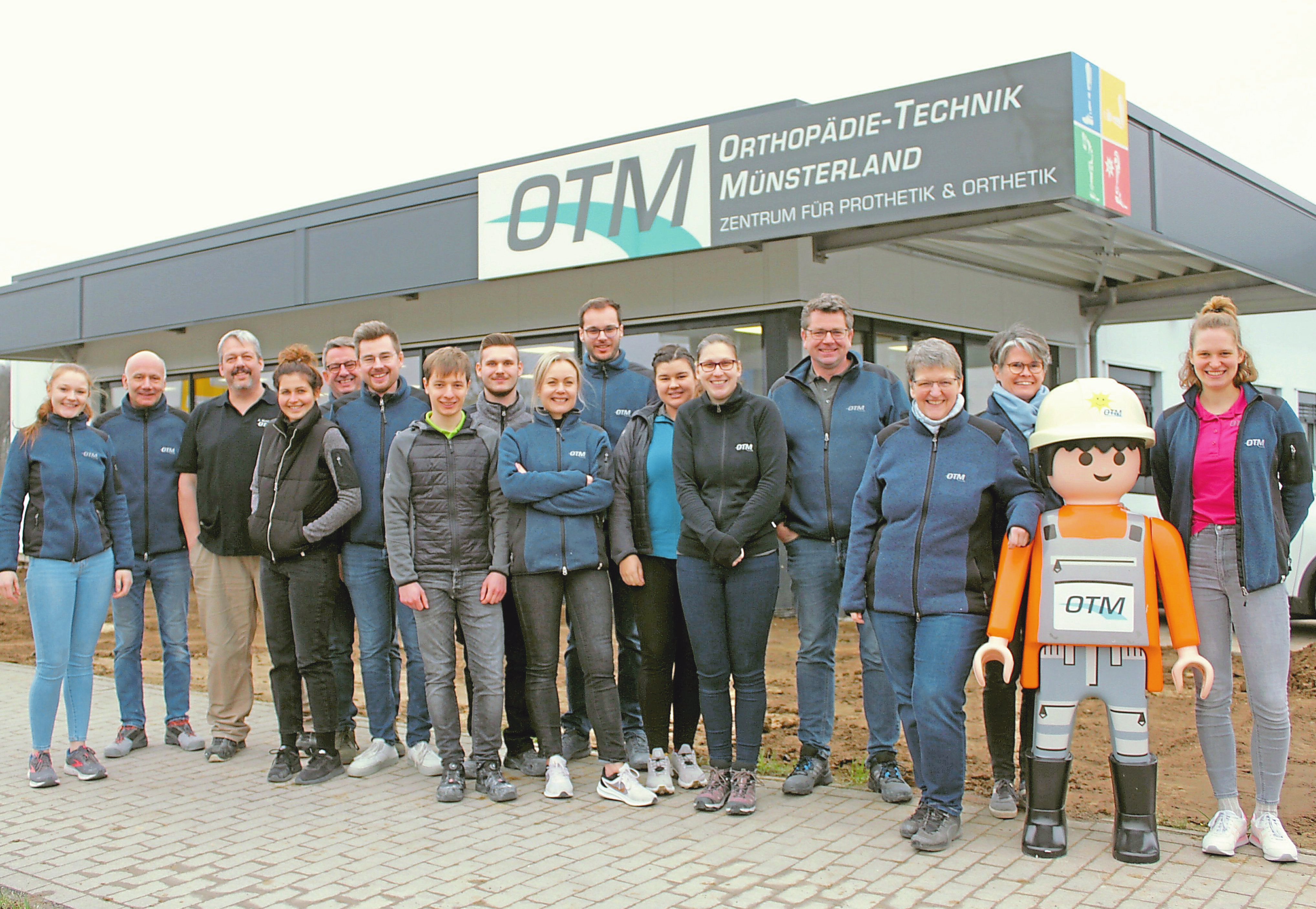 Kompetent und motiviert die OTM-Mannschaft vor dem Firmenneubau an der Kopenhagener Straße 4 in Amelsbüren. Foto: Andreas Krüskemper