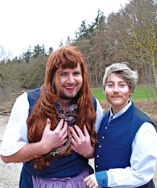 Das Brautpaar Christl Fleischhauer (Christoph Hofer) und Siegbert Kurzhax (Sarah Spielhofer) freut sich schon auf die Heirat bei der Faschingshochzeit.