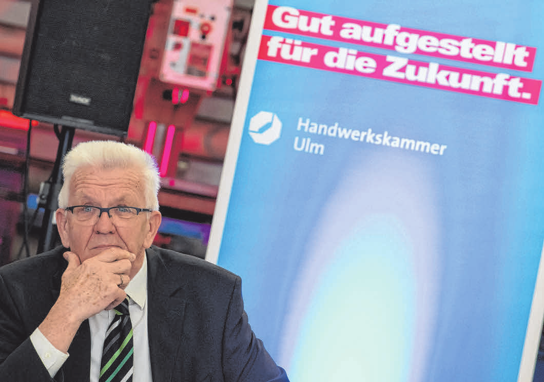 Der Ministerpräsident von Baden-Württemberg, Winfried Kretschman (Grüne), informiert sich über duale Ausbildungssysteme. FOTO: STEFAN PUCHNER