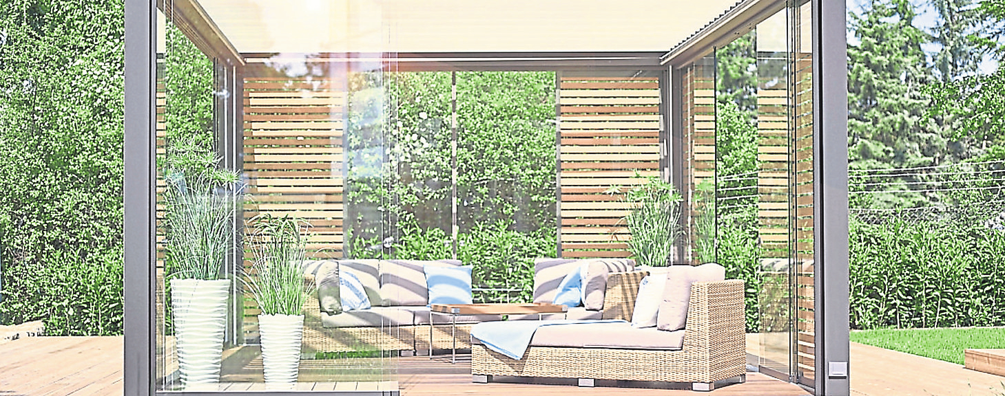 Großzügige Lounge-Möbel in Kombination mit flexiblen Schattenspendern, wie hier das Lamellendach von WAREMA, sorgen sogar an den heißesten Sommertagen für eine kühles und angenehmes Plätzchen im heimischen Garten. Foto: WAREMA