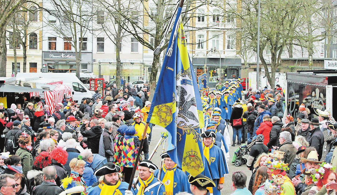 Das KK Oecher Storm hält im Frankenberger Viertel auf dem Neumarkt traditionell sein Karnevalsmanöver ab. FOTO: GSI