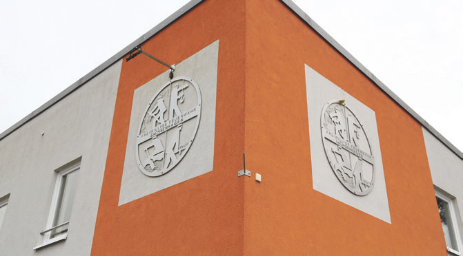 Retten, Löschen, Bergen, Schützen: Die vier Aufgaben der Feuerwehr lassen sich unschwer am großen Logo an der Fassade erkennen.