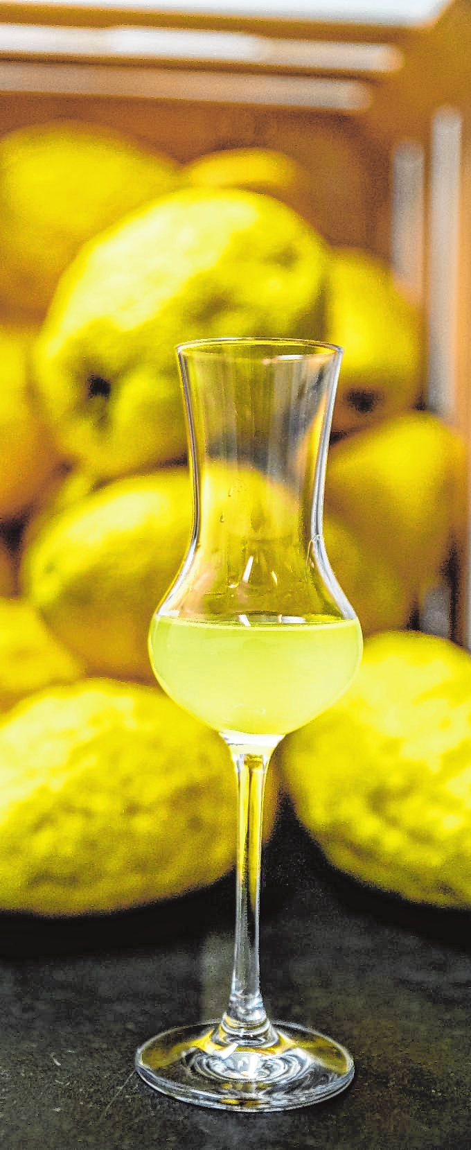 Auch einen fruchtigen Limoncello hat Gregor Thormann kreiert.  Bild: Thomas Neu