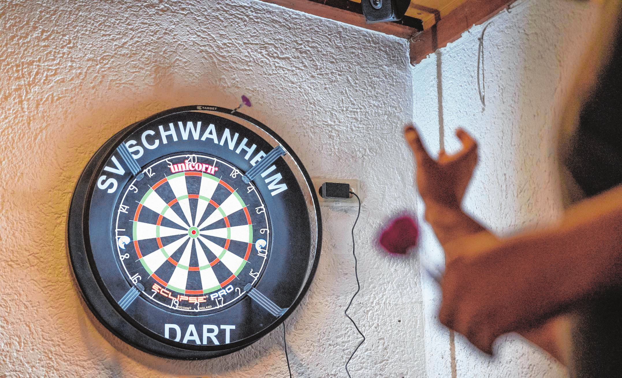 Im März 2022 wurde die Darts-Abteilung unter dem Dach des SV Schwanheim gegründet. Einmal die Woche wird im Vereinsheim am Sportplatz trainiert - und auch Turniere finden dort statt.  Bild: Thomas Neu