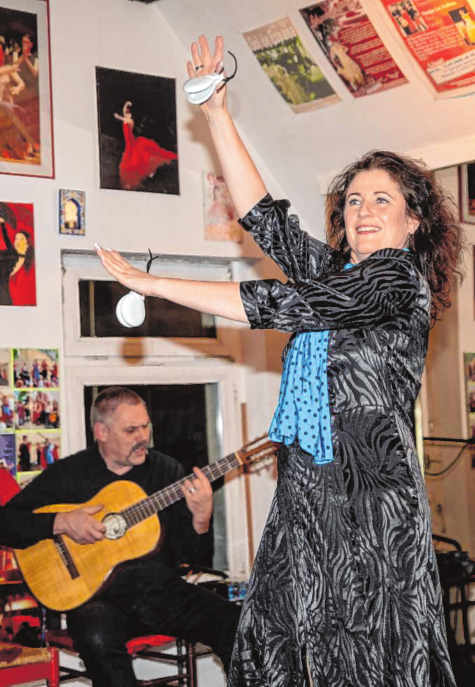 Eine Flamenco-Einlage im eigenen Studio darf bei den Sattlers natürlich nicht fehlen. Bild: Thomas Neu