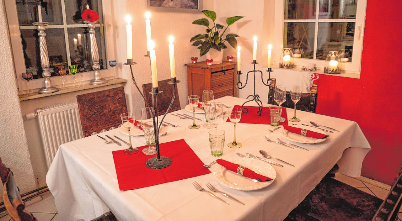 Kerzenlicht und ein liebevoll gedeckter Tisch schaffen eine Wohlfühlatmosphäre im Zuhause von Tanja und Michael Sattler. Bilder: Thomas Neu