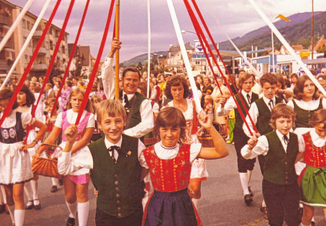 Die Volkstanzgruppe des OWK Auerbach hat eine lange Tradition. Das Bild entstand beim Winzerfestumzug 1974. | Bilder: Thomas Neu, OWK