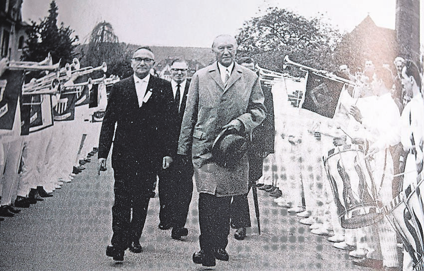 Bundeskanzler Konrad Adenauer geht 1962 beim Bundestreffen der Spielmannszüge durch die Reihen. REPRO: ROSWITHA OSCHMANN