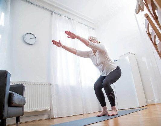 Senioren können mit einfachen Übungen, die man zu Hause machen kann, beweglich bleiben. Bild: Christin Klose/dpa-tmn