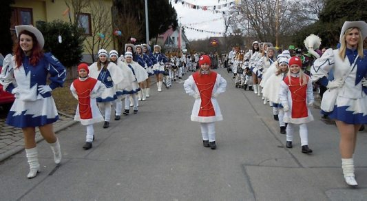 Im großen Bild oben ist der ganze närrische Haufen in Poltringen zu sehen. Die Bockmoster hopsen elegant durch das mittlere Bild und unten ist die Funkengarde zu sehen. Von heute an bis zur Fasnetsverbrennung am Dienstag, 21. Februar, kann man den Gestalten der Poltringer Fasnet überall im Ort begegnen.<br/>Archivbilder: Poltringer<br/>Fasnets-Club 1966, Klaus Franke