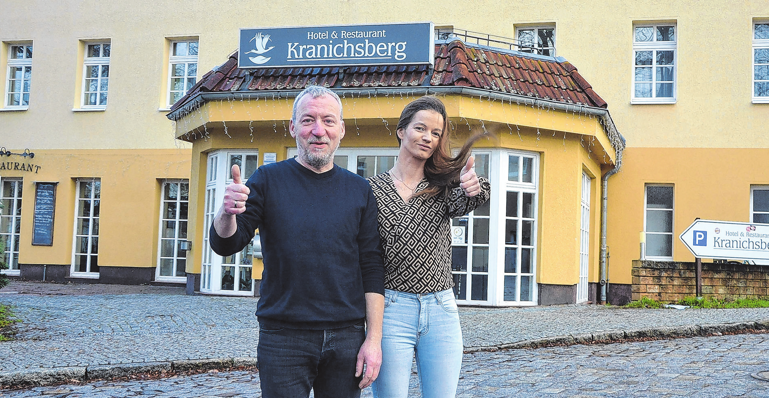 Bilden Hotelfachleute aus: Torsten Deutrich (v. I.) und Ina Meyer im Hotel Kranichsberg. Foto: Reinhard Witteck