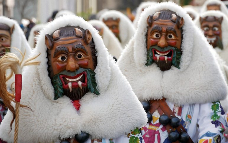 Bei der Rottenburger Fasnet ist die Hauptfigur der Ahland. Siegehört zur Gattung der Weißbutzen.