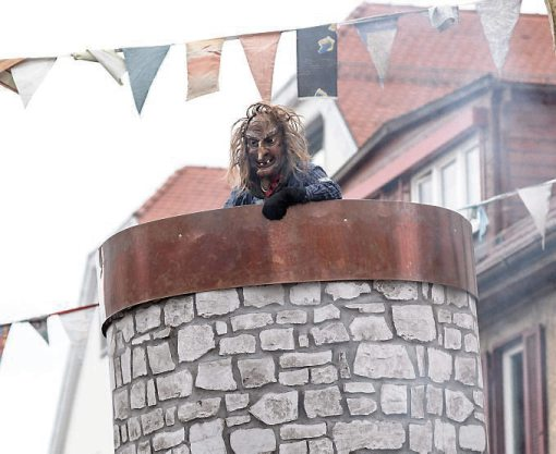 Eine Stadthexe steht im Hexenturm,