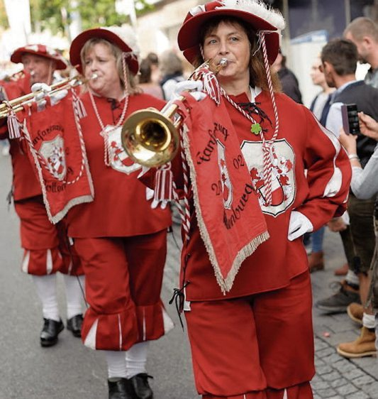 Im Bild rechts das Gruppenbild der Narrenzunft Rottenburg. Der Fanfarenzug wurde im Jahr 2002 gegründet. Er ist nicht nur an Fasnet aktiv, sondern auch zu verschiedenen Anlässen.